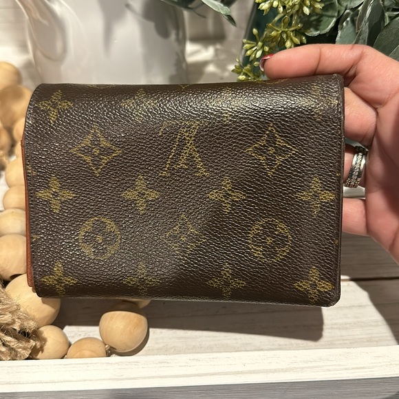 🌟VINTAGE LOUIS VUITTON SARAH WALLET🌟 - Picture 6 of 9